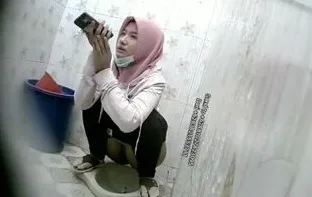 Jilbab Cantik Berak Di WC Umum Pamer Memek Becek