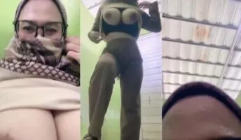 Jilbab Toge Gede Eksib di Toilet Kolam Renang Sampe Sange HOT