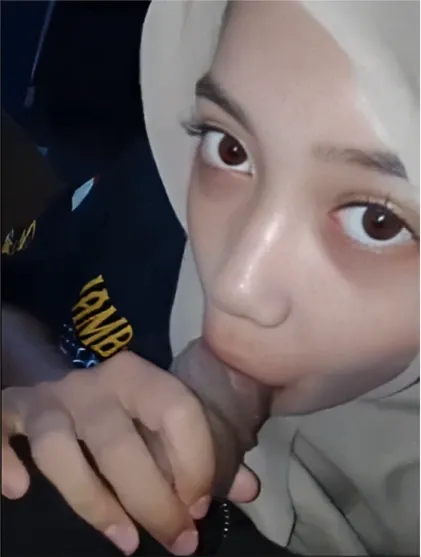 Cewek Jilbab Lahap Banget Telan Otong Item Sampe Neler